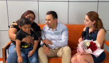 Gerardito, ganador de "Canta y Encanta: All Stars", recibe su premio y le lleva flores a Lorena Treviño 