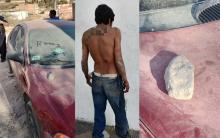 Bajo los afectos de alguna droga, destrozó el parabrisas y aboyó el cofre de un auto