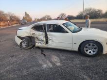 El choque fue entre un auto particular y una combi de transporte de personal
