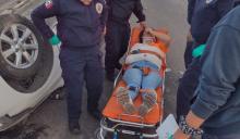 Impactó la guarnición del camellón lateral y por la velocidad a la que circulaba se volcó