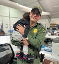 [Video] Bebé de un año es abandonado por “pollero” en la frontera entre Sonora y Arizona