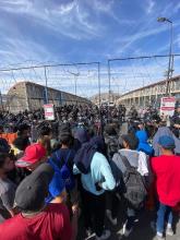 Migrantes intentan ingresar a EE. UU. por la fuerza