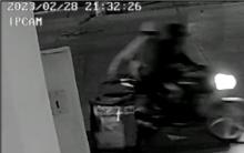 Sucedió cerca de las 21:30 hrs de este martes en Real del Sol y quedó grabado por una cámara de seguridad