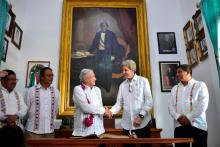 AMLO y John Kerry 