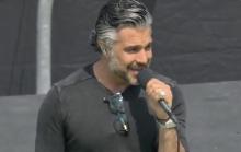 Jaime Camil es criticado por su manera de entonar el himno de EU
