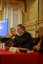 [Video] Lanzan raspado a canciller Marcelo Ebrard al salir de Palacio Nacional