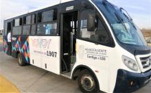 Pasajeros aseguran que el chofer iba distraído y a exceso de velocidad cuando se encontró con los reductores de velocidad