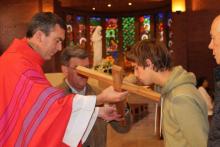 El viernes santo se hace la adoración a la santa cruz