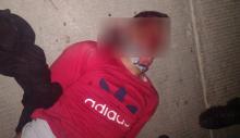 Lo dejaron semi desnudo tras la golpiza que le aplicaron a manera de escarmiento por lesionar a un chofer