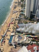 Se incendia una palapa en un restaurante del balneario El Rollo, en Acapulco