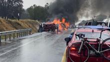 Choque de autos termina en explosión e incendio en la autopista Amozoc-Perote