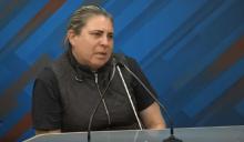 No está de acuerdo con que el caso haya sido clasificado como una riña; asegura que su hijo estaba sentado cuando fue atacado