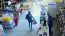 El video captado por una cámara de seguridad documenta el robo con violencia ocurrido este jueves a las 17:30 hrs