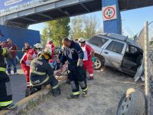 La unidad de motor destrozó una malla ciclónica y por poco cae al estacionamiento del Centro Comercial