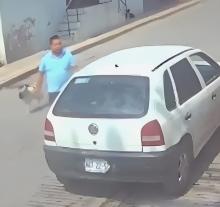 [Video] Hombre lanza a perro a un cazo con aceite hirviendo; le causa la muerte