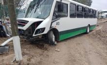 Un tráiler doble remolque que transportaba tubos de grandes dimensiones, embistió el camión de trasporte de personal