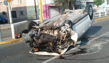 Por poco y sufre una caída de la parte más alta del puente. La protección si terminó en el fondo