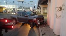 La camioneta se incrustó contra un muro de contención en Av Aguascalientes y Héroe Inmortal