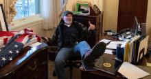 Condenan a más de cuatro años de cárcel a Richard Barnett por su participación en el asalto al Capitolio