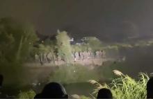 Agentes fronterizos de EE. UU. ponen "La Puerta Negra" a migrantes en la frontera