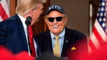 Exabogado de Trump enfrenta demanda de una excolaboradora