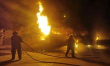 El fuego también alcanzó una camioneta que se encontraba cerca del camión