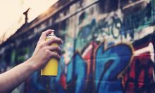 El menor estaba pintando con aerosol una casa y cuando el dueño le reclamó apareció papi y un hermano