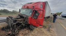 El conductor dice que se le puso duro… el volante, aunque las autoridades sospechan que se quedó dormido