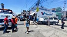 Al subirse a la banqueta impactó a un ciclista que estaba esperando poder cruzar por el lugar