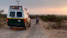 Una de las llantas quedó atorada en un caimán y el conductor salió proyectado hacia el frente