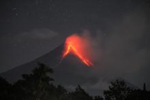 Miles de evacuados ante aumento de actividad volcánica en Filipinas