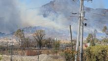 Bomberos de Jesús María trabajan intensamente en el lugar para sofocar el incendio de pasto seco