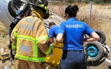 El auto terminó fuera de la carretera, con las llantas apuntando al cielo y la conductora atrapada en el interior