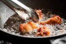Reguladores estadounidenses aprueban producción y venta de pollo cultivado en laboratorio