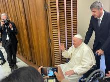 Operan al papa Francisco por una obstrucción intestinal