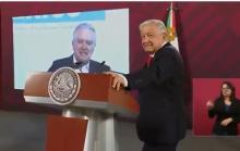 "Hasta pena me da Santiago Creel", reacciona AMLO a su apasionado registro como candidato