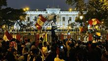 Protestas en Perú exigen cierre del Congreso y renuncia de la presidenta