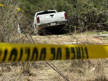 Delincuentes abandonan su vehículo tras despojar a una familia de su camioneta