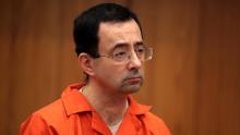 Larry Nassar sufrió heridas en el cuello, pecho y espalda