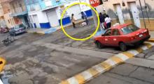 A punta de golpes lo despojaron de la bicicleta, celular y cartera. Todo quedó documentado por una cámara de seguridad 