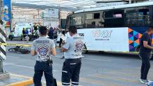 La unidad de transporte público se pasó la luz roja del semáforo y el jovencito apenas iniciaba marcha con luz verde