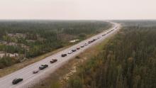 Evacúan a habitantes del noroeste de Canadá por incendios forestales