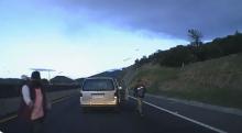 Conductor se salva de asalto gracias a su habilidad al volante 