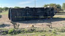 El conductor de la camioneta no respetó un señalamiento de alto y se atravesó al veloz paso del camión