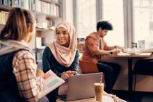 Francia prohibirá las túnicas en escuelas públicas por motivos de laicismo