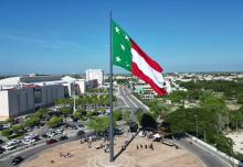 Ya se le podrá ver en edificios y actos públicos.