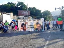 Familiares y amigos bloquean carretera en Guerrero exigiendo la localización de seis personas desaparecidas