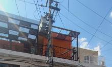 Por accidente tocó los cables de alta tensión que pasan a tan solo 30 cm de donde estaba soldando una estructura