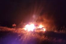 [VIDEO] Realizan bloqueos con autobús y tres camiones de carga incendiados en Michoacán
