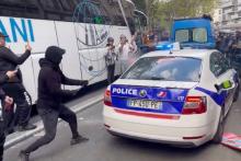 Los grupos manifestantes dañaron tiendas y golpearon vehículos policiacos durante las trifulcas.